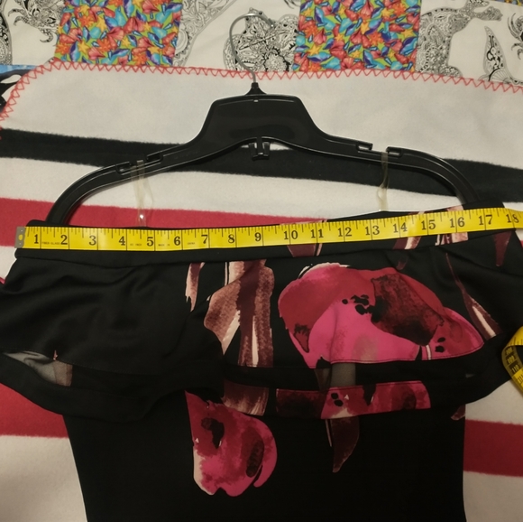 Le Chateau off the shoulder floral dress - Picture 4 of 9